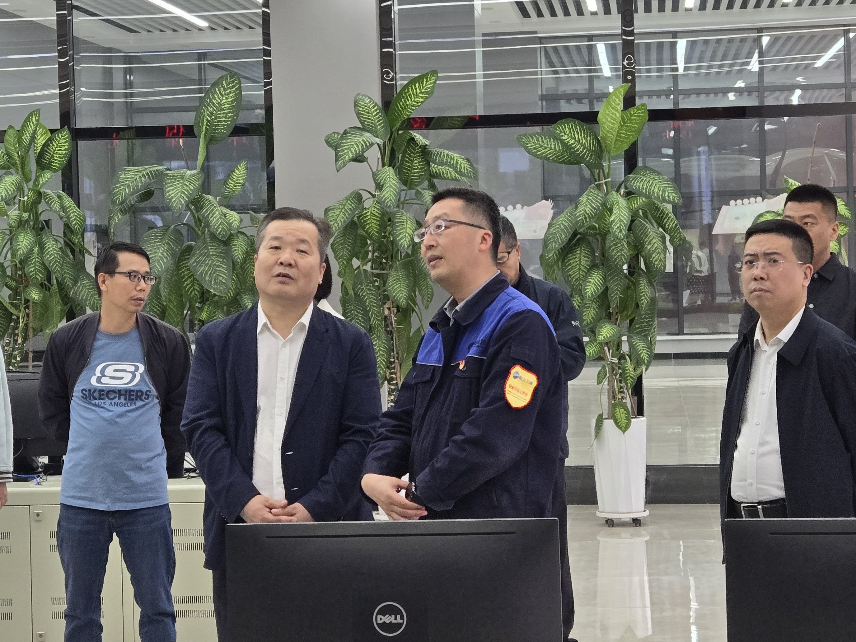 人大常委會(huì)副主任王磊一行在中央控制室.jpg